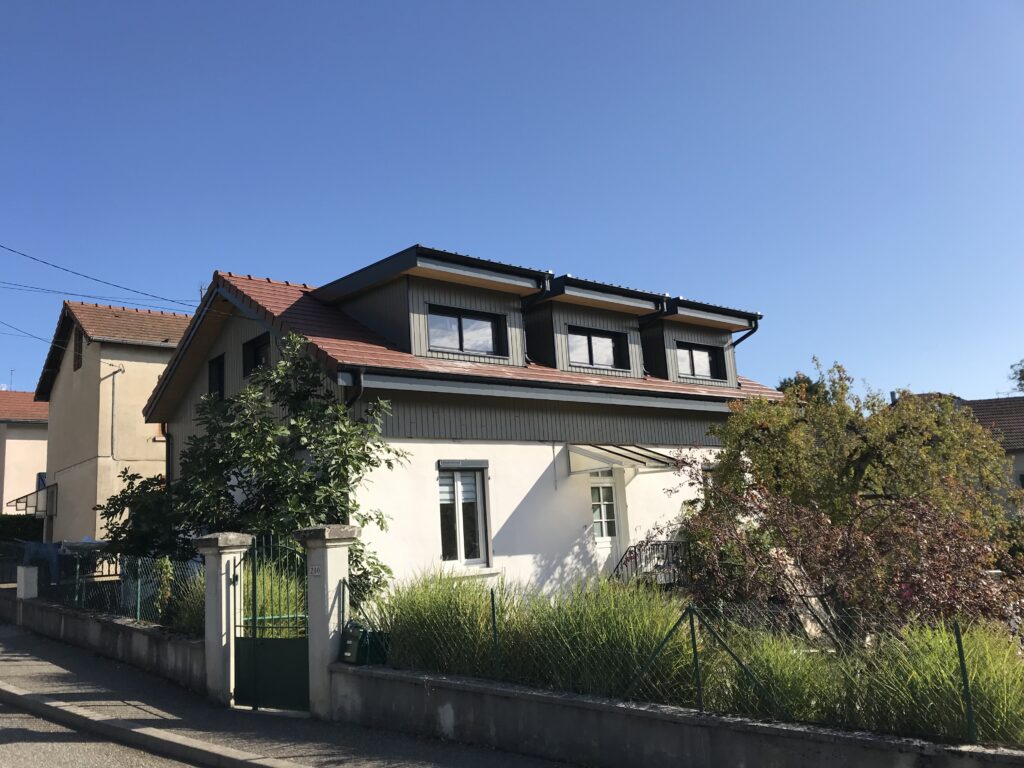 Pavillon après surélévation par pignon mur ossature bois, création de lucarnes 